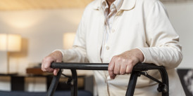 Ходунки для пожилых людей: какие бывают и как подобрать