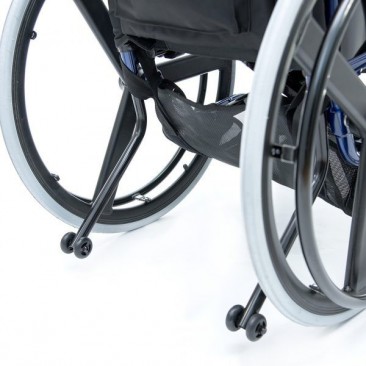 Кресло-коляска снабжена рычагами стояночного тормоза