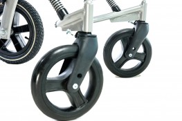 Передние поворотные колеса облегчают маневрирование коляской