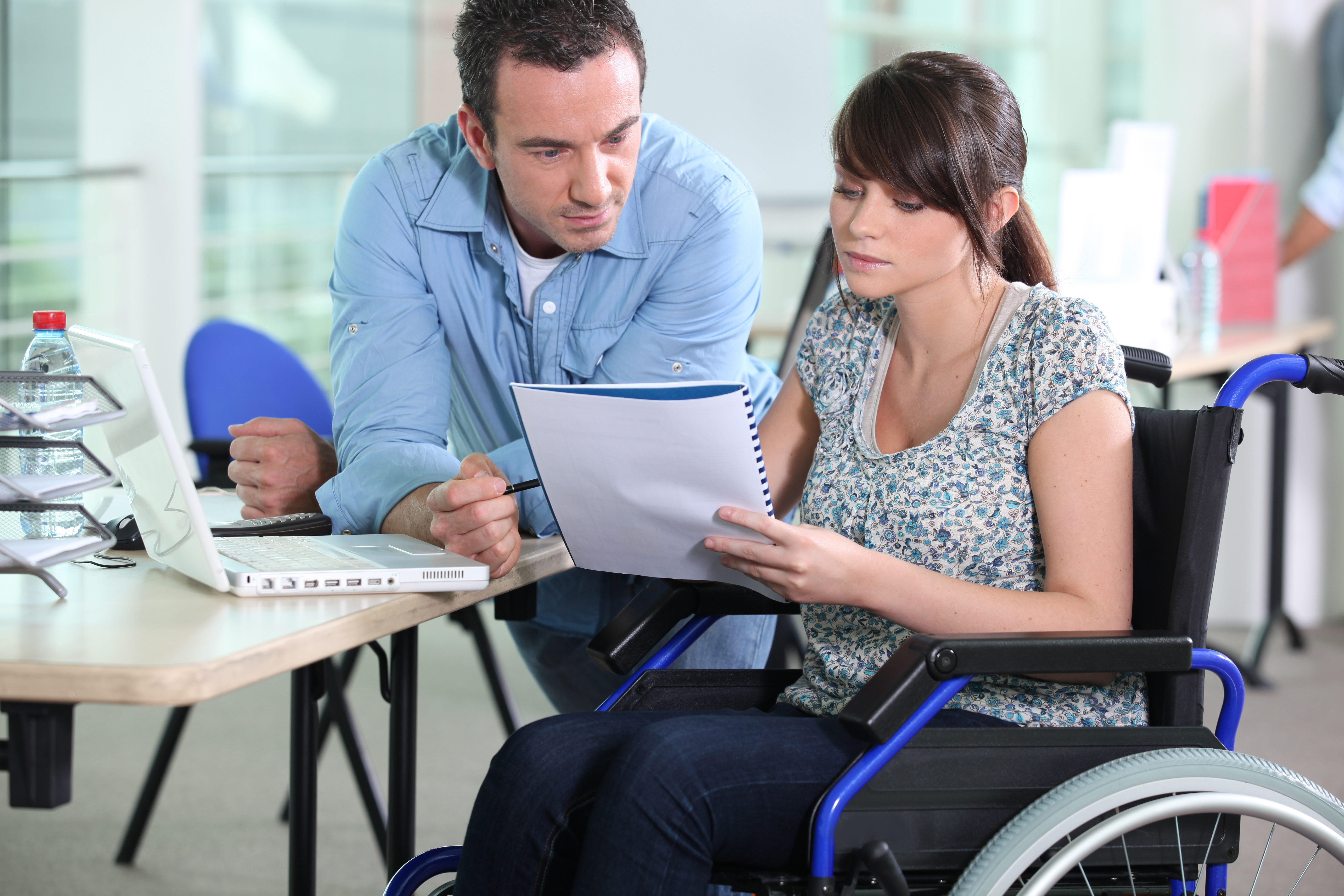 Организации помогающие с работой. Консультирование инвалидов. Люди с инвалидностью. Работники с ограниченными возможностями. Трудоустройство инвалидов.